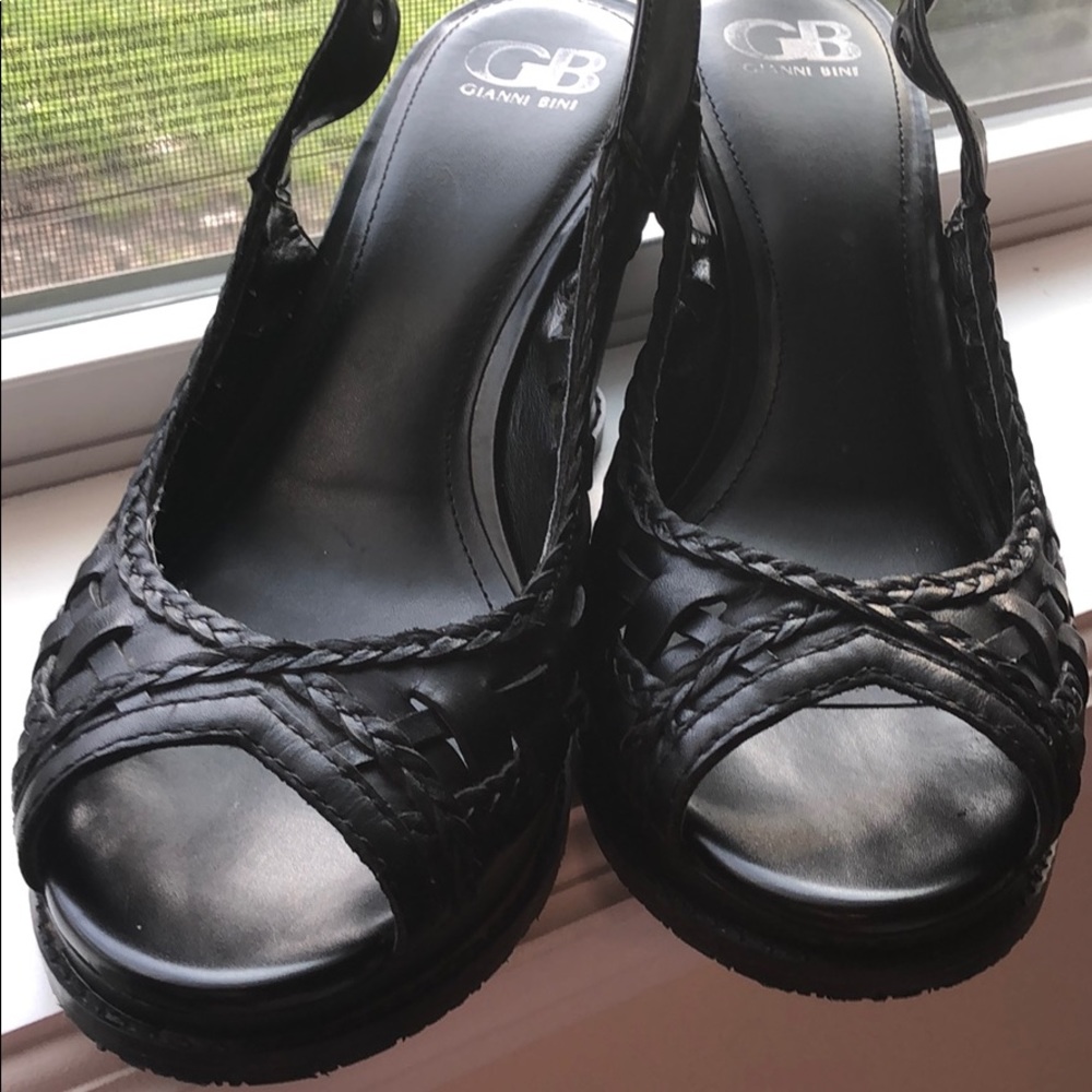 Gianni Bini black leather platform sandals